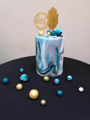 tort wykończony masą cukrową