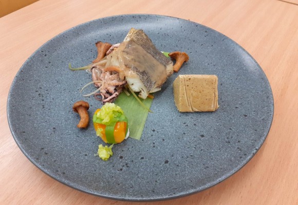 filet z miruny z kurkami z musem z wątróbki