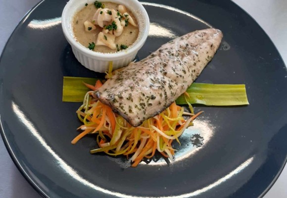 filet z pstrąga na spaghetti jarzynowym z grzybowym sufletem