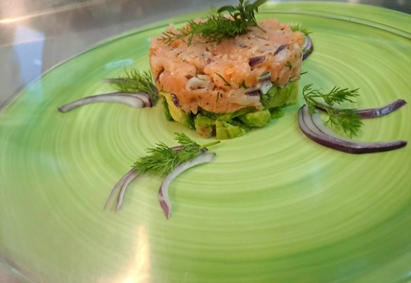 tatar z łososia z awokado odymiany pod kopułą