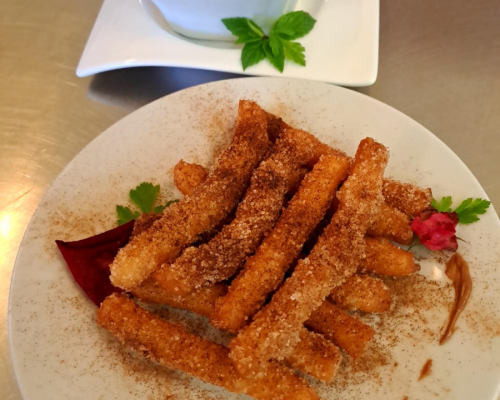 churros z sosem karmelowo-czekoladowym
